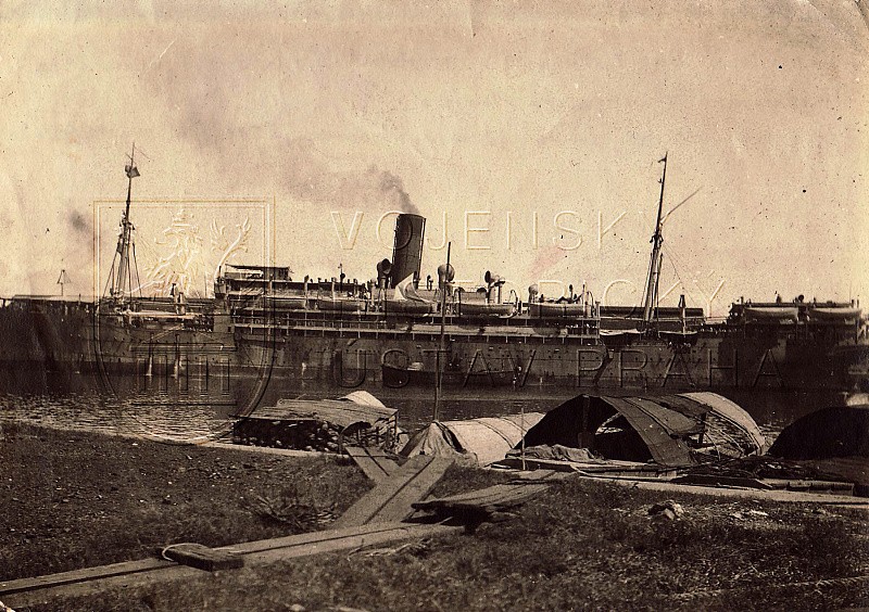 Fotografie evakuačního britského parníku, Singapur, září 1920