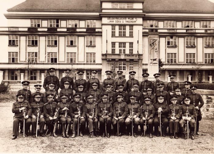 Skupinový snímek důstojnického sboru dělostřeleckého pluku 1. „Jana Žižky z Trocnova“