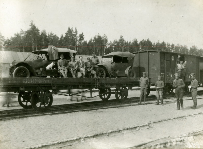 Automobily a řidiči štábu Čs. střelecké brigády během přesunu vlakem do cílové stanice Tarnopol, kam transport přijel 17. června 1917. FOTO: sbírka VHÚ