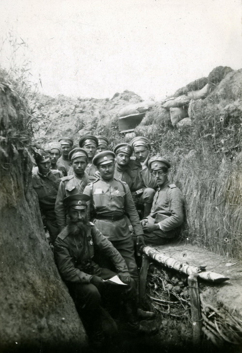 Generál Selivačev (sedící v popředí), velitel 49. ruského armádního sboru a plk. Trojanov, velitel Čs. střelecké brigády (stojící za ním) při kontrole bojové připravenosti brigádního úseku před zahájením útoku. FOTO: sbírka VHÚ
