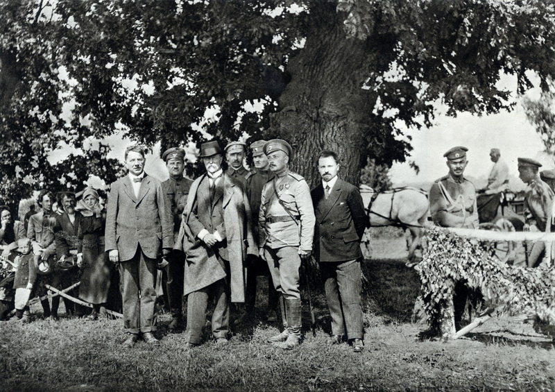 Tomáš Garrigue Masaryk pobýval v Rusku od 16. května 1917. V Berezně na Volyni sleduje defilé vítězné Čs. střelecké brigády. FOTO: sbírka VHÚ
