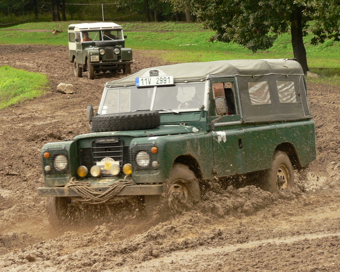 Do Lešan se o víkendu sjeli příznivci vozů Land Rover