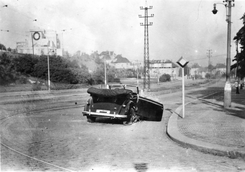 Heydrichův Mercedes po atentátu 27. května 1942. Foto sbírka VHÚ.