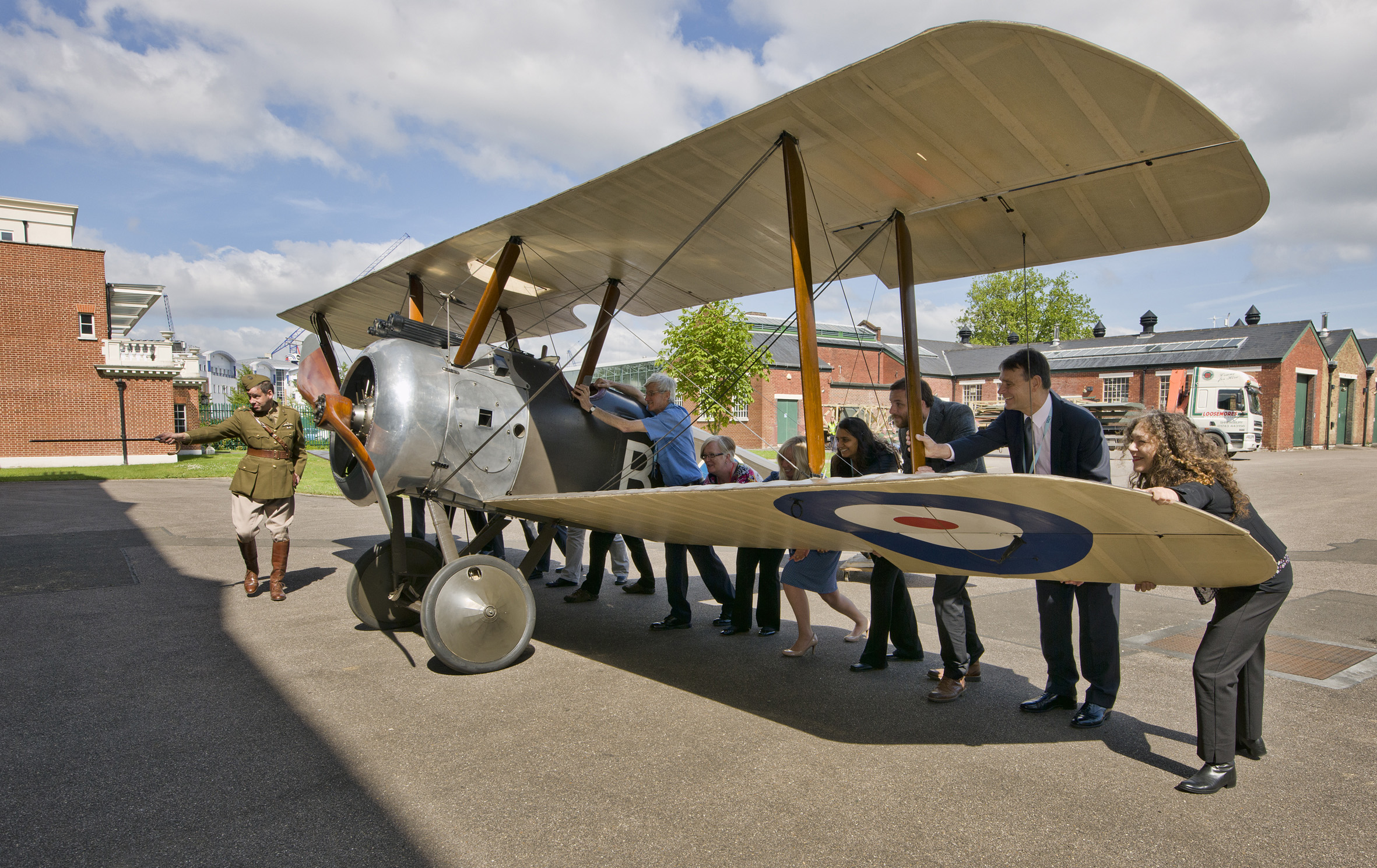 Zaměstnanci muzea tlačí legendární stíhačku Sopwith F.1 Camel do expozice...
FOTO: RAF Museum
