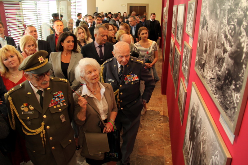 Každý snímek má svůj příběh. Expozice válečných fotografií otevřena.