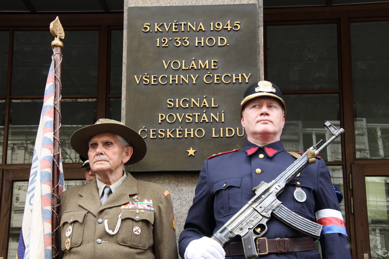 V Českém rozhlase odhalena nová deska s dalšími oběťmi Pražského povstání