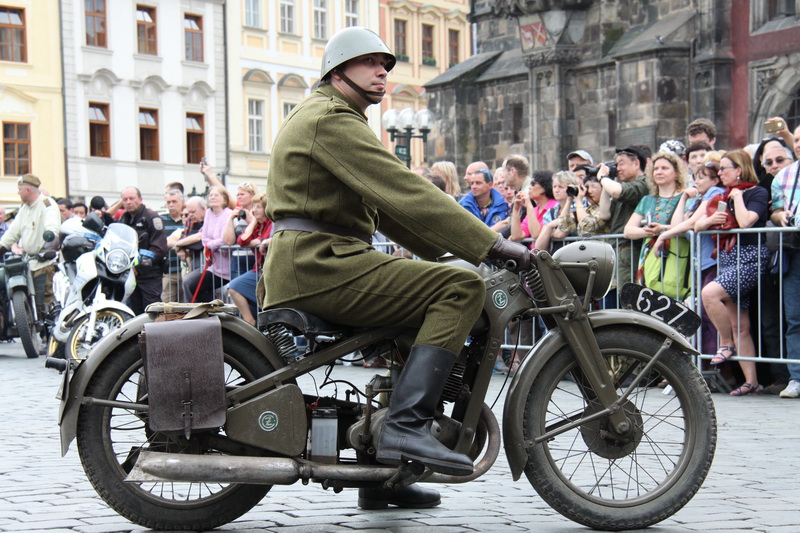 Historické vozy jely uctít památku bojujících z květnové Prahy 1945