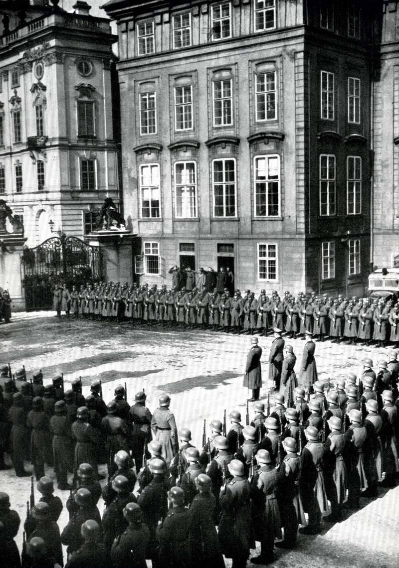 Čestná rota německé branné moci je nastoupena jako stráž Pražského hradu k uvítání říšského kancléře Adolfa Hitlera.
FOTO: VHÚ Praha
