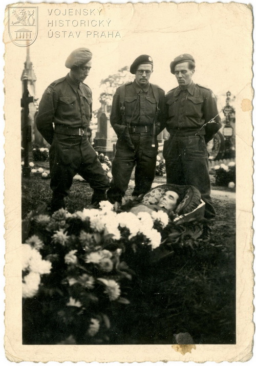 Fotografie z pohřbu vojáka padlého u Dunkerque