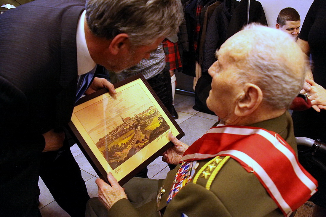 J. Klemešovi předává dar starosta Chrudimi Petr Řezníček - jde o historický portrét města. Dnes zde sídlí armádní výsadkáři.