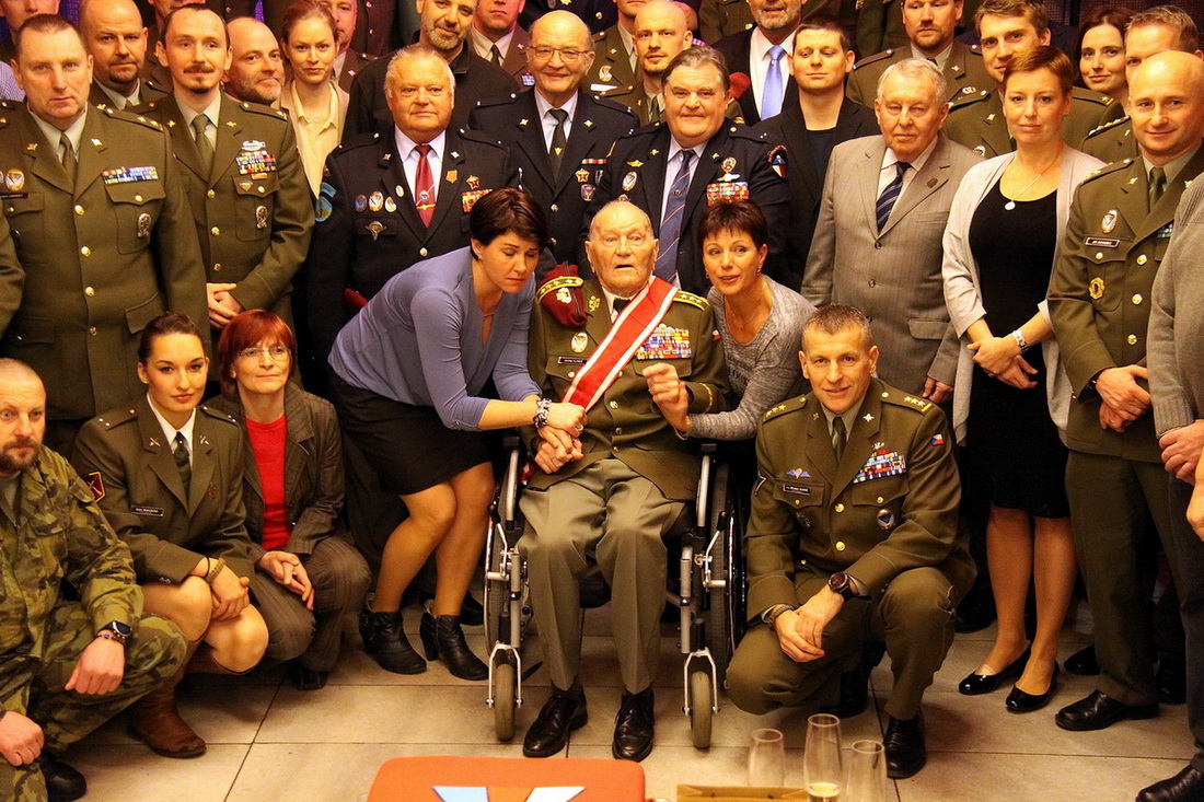 J. Klemeš mezi svými - vojáky, výsadkáři. Společné foto z oslavy.