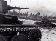 Dvojce tanků PzKpfw 38(t) slovenské armády během výcviku na Slovensku. Tanky PzKpfw 38(t) byly původně československé lehké tanky LT. vz. 38, vyráběné a používané Němci a jejich spojenci během celé války. Foto sbírka VHÚ.