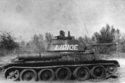 Tank T-34/76 československé jednotky v Sovětském svazu, nesoucí jméno „Lidice“. Snímek vznikl patrně v Novochopersku, 1943. Foto sbírka VHÚ.