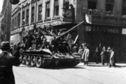 Průjezd tanku T-34 Rudé armády Prahou po kapitulaci německých sil. © Foto sbírka VHÚ.