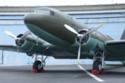 Americký dopravní letoun Douglas DC-3 A, nejrozšířenější válečný přepravní stroj. Zde zpodobňující čs. transportní letoun D-47.