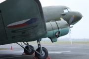 Americký dopravní letoun Douglas DC-3 A, nejrozšířenější válečný přepravní stroj. Zde zpodobňující čs. transportní letoun D-47.