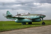 Tentýž letoun jako Messerschmitt Me 262 B Schwalbe před instalací do expozice 2. světové války