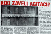 Tempo změn v armádě bylo velmi pomalé. Transparent v kasárnách  v Benešově v březnu 1990 (Obrana lidu)   