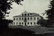 Příměří bylo podepsáno 3. listopadu 1918 ve Ville Giusti (na snímku). Podmínky byly tvrdé. Habsburská monarchie se zavázala vyklidit Jižní Tyroly, Istrii a severní Dalmácii. Dále mělo demobilizovat armádu na 20 divizí mírového stavu a předat část válečného materiálu Itálii. Dohodová vojska také dostala právo užívat rakousko-uherské železnice k válečným operacím proti Německu.