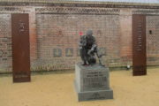 Pomník vojáka 2. světové války před muzeem u tzv. The Normandy Memorial Wall. Vpravo od něj železná deska s českým nápisem „Pamatuj 6. 6.–21. 8. 1944“.
FOTO: Jiří Plachý
