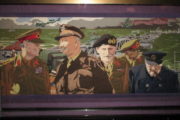 Jeden z 34 „panelů“ z The Overlord Embroidery. Na snímku je vlevo britský král Jiří VI., uprostřed generál Bernard Montgomery a vpravo Winston Churchill.
FOTO: Jiří Plachý
