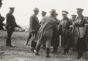 Prezident Beneš (zády k objektivu) se zdraví s gen. Sergějem Ingrem. Konání závěrečných cvičení z roku 1937. FOTO: VHÚ Praha
