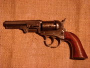 Revolver Cooper Pocket z roku 1864, dvojčinný perkusní revolver s otevřeným rámem. 