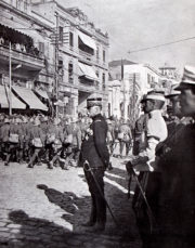 Francouzský generál Maurice Sarrail, velitel pestrého konglomerátu dohodových vojsk na soluňské frontě, přehlíží defilující italské jednotky. Jeho tzv. Východní spojenecké armády měly za úkol podpořit Rumuny odlehčující ofenzívou proti Bulharům. (VHÚ Praha)