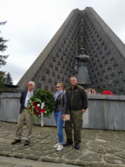 Za účastníky konference CSWG 2021 položili věnec k Památníku příslušníků 1. československého armádního sboru ředitel konsorcia Partnerství pro mír plk. v. v. Dr. Raphael F. Perl, ředitelka CSWG Dr. Carmen Rijnoveanu a ředitel VHÚ Bratislava plk. Mgr. Miloslav Čaplovič, PhD.