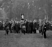 Rota „Nazdar“ přijímá na přísaze z rukou starosty v Bayonnu praporec, 12. říjen 1914