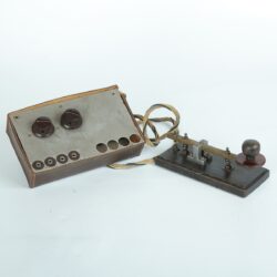 09 Amateur Radio Station and Telegraph Key used for the first Connection between Domestic and Foreign Resistance, 1939