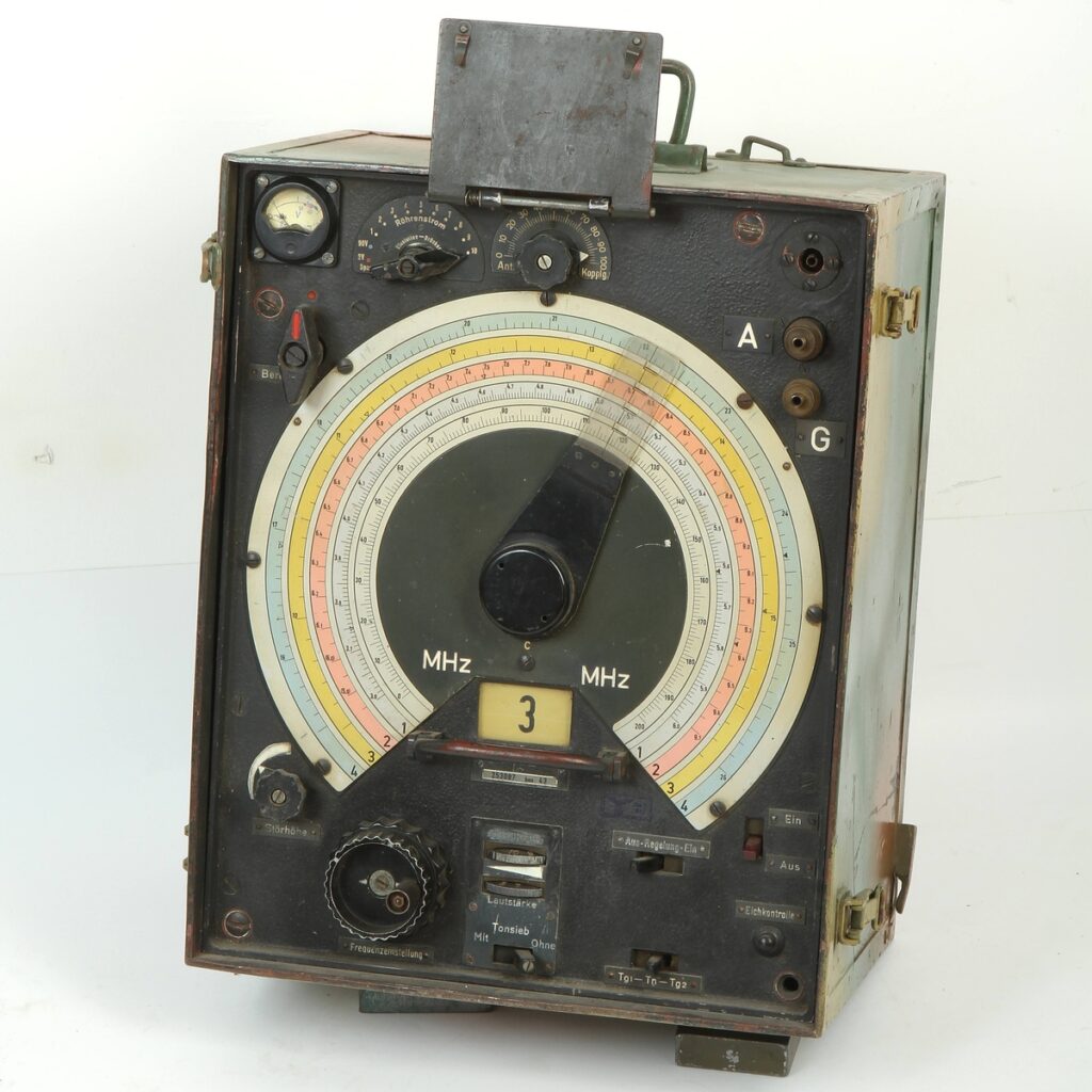 15 German Eavesdropping Monitoring Receiver Fu.H.E.c, 1943