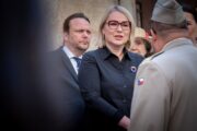 Ministryně obrany Jana Černochová při rozhovoru s ředitelem Vojenského historického ústavu Praha, brigádním generálem Alešem Knížkem. 
před slavnostním pietním ceremoniálem u chrámu sv. Cyrila a Metoděje k uctění památky československých parašutistů a jejich pomocníků z domácího odboje. Resslova ulice, Praha - 18. 6. 2023 Foto: Hanka Krejbichová, VHÚ