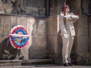 Čestná stráž u pamětní desky. Slavnostní pietní ceremoniál u chrámu sv. Cyrila a Metoděje k uctění památky československých parašutistů a jejich pomocníků z domácího odboje. Resslova ulice, Praha - 18. 6. 2023 Foto: Hanka Krejbichová, VHÚ