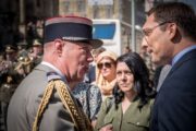 Francouzský vojenský přidělenec Jean-Charles Peltier diskutuje před slavnostním pietním ceremoniálem k uctění památky sedmi československých parašutistů. Resslova ulice Praha, 18. 6. 2023. Foto: Hanka Krejbichová, VHÚ