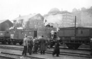 Improvizovaný obrněný vlak č. 1 na nádraží Praha-Smíchov 5. května 1945. V popředí policisté smíchovského 38. policejního revíru spolu s dalšími smíchovskými povstalci a se zajatými příslušníky původní německé posádky vlaku (FOTO: VÚA-VHA)