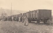 Improvizovaný obrněný vlak ORLÍK II z nádraží Roztoky u Prahy, na vlečce sladovny v Podbabě v Praze 6. května 1945 (FOTO: NA)