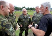 Prezident republiky Petr Pavel při rozhovoru s představiteli Armády ČR při 19. Tankovém dni v Lešanech. Foto: Jan Schejbal