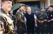 Bývalý prezident ČR Václav Havel při návštěvě českých vojáků v misi SFOR v Bosně a Hercegovině.
 Foto z knihy "Zahraniční operace Armády České republiky v obrazech" (nprap. Leoš Krejča - VHÚ, 2023)