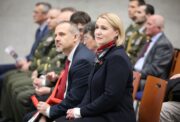 Ministryně obrany Jana Černochová a její 1. náměstek František Šulc. při křtu knihy „Mluví důstojník ministerstva národní obrany – Londýnské rozhlasové komentáře generála Františka Moravce“. Armádní muzeum Žižkov, 22. 2. 2024. Foto Jan Schejbal, MO 
