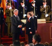 Prezident ČR Václav Havel s prezidentem USA Billem Clintonem na Washingtonském summitu NATO 23. dubna 1999. V pozadí generální tajemník NATO Javier Solana.