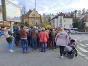 Poslední zastávka vycházky na křižovatce ulic Valčíkova a V Holešovičkách. V pozadí dům č. 1493/44 radiologa RNDr. Vlastimila Matuly, kde se delegace České národní rady dopoledne 9. května setkala s velením rychlé skupiny sovětské 3. gardové tankové armády.  FOTO: M. Jakl
