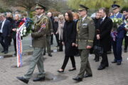 Velvyslankyně České republiky ve Spojeném království Velké Británie a Severního Irska Marie Chatardová a přidělenec obrany v Londýně brigádní generál Vratislav Beran ve smutečním průvodu. Foto: Jan Kouba, MO