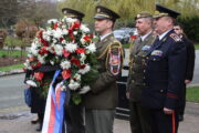 Náčelník Vojenské kanceláře prezidenta republiky generálmajor Radek Hasala a velitel Posádkového velitelství Praha plk. gšt. Radek Šíba ve smutečním průvodu. Foto: Jan Kouba, MO