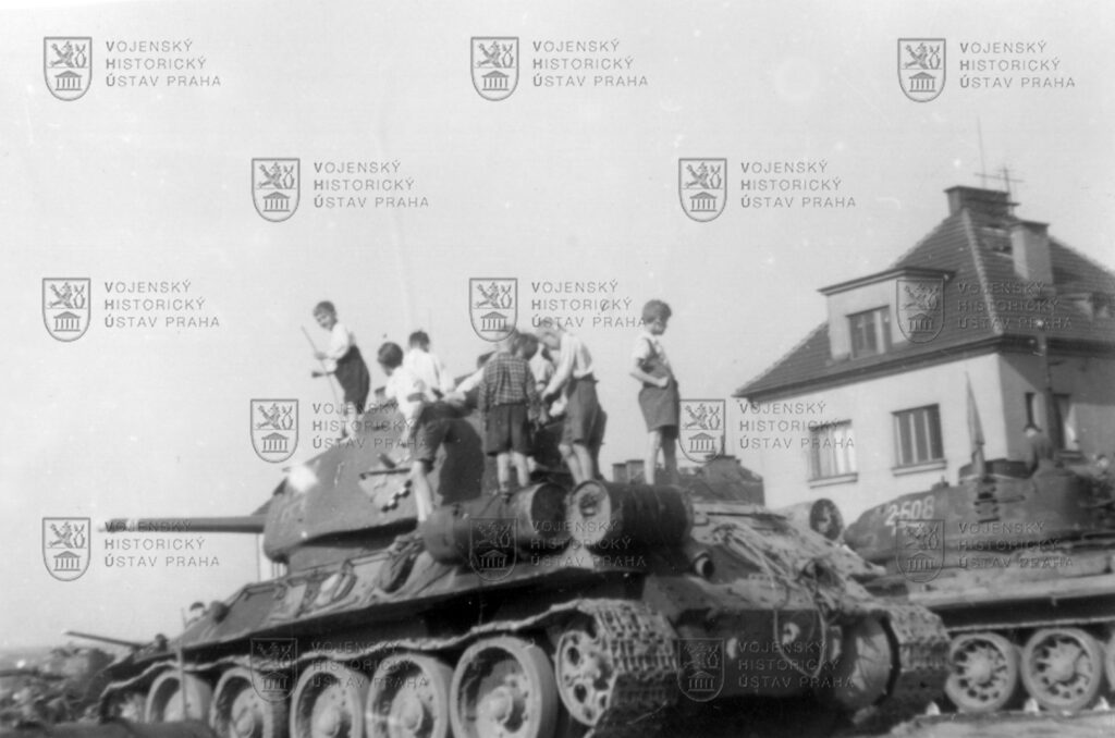 Děti na tanku T-34/85 po osvobození Československa v květnu 1945