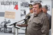 Spoluautor výstavy PaedDr. Jindřich Marek hovoří při jejím zahájení. Vernisáž výstavy Válečný rok 1944. FOTO Jan Kouba, VHÚ 