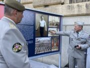 Plukovník Michal Burian - ředitel Odboru muzeí Vojenského historického ústavu Praha a autor výstavy "Armáda a všesokolské slety" vysvětluje zajímavé detaily z právě zahájené výstavy. Vítězné náměstí, Praha 25. 6. 2024. FOTO Jiří Reichl, VHÚ