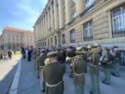 Tradiční součástí vernisáží open air výstav před Generálním štábem Armády ČR je i vojenská hudba. Zahájení výstavy Armáda a všesokolské slety. Vítězné náměstí, 25. 6. 2024. FOTO Jiří Reichl, VHÚFOTO Jiří Reichl, VHÚ (2)