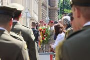 Detail na nosiče věnců. Pietní akt u chrámu sv. Cyrila a Metoděje, Resslova ulice, 18. 6. 2024. FOTO Jiří Reichl, VHÚ