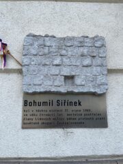 Pamětní deska nejmladší oběti protestů srpna 1969 se jménem Bohumil Siřínek. Správně má být uvedeno Syřínek. Bělehradská 112, Praha 2. FOTO Jiří Rajlich, VHÚ Praha